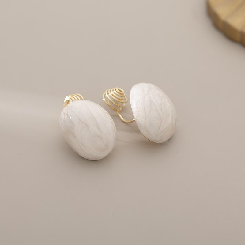 

Simple Elegant Geometric Enamel Earrings for Women Fashionable Mosquito Ear Clips for Women Without Ear Piercings