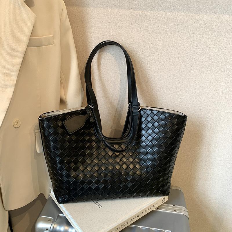 New woven bag women's fashion retro high-end sense large capacity texture commuter hollow shoulder bag tote bag