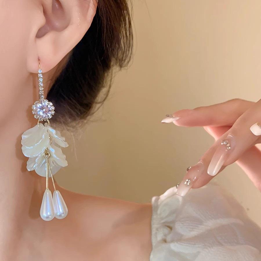 French Retro Flower Petal Water Drop Pearl Ear Hook, Light Luxury Exaggerated Earrings Earrings