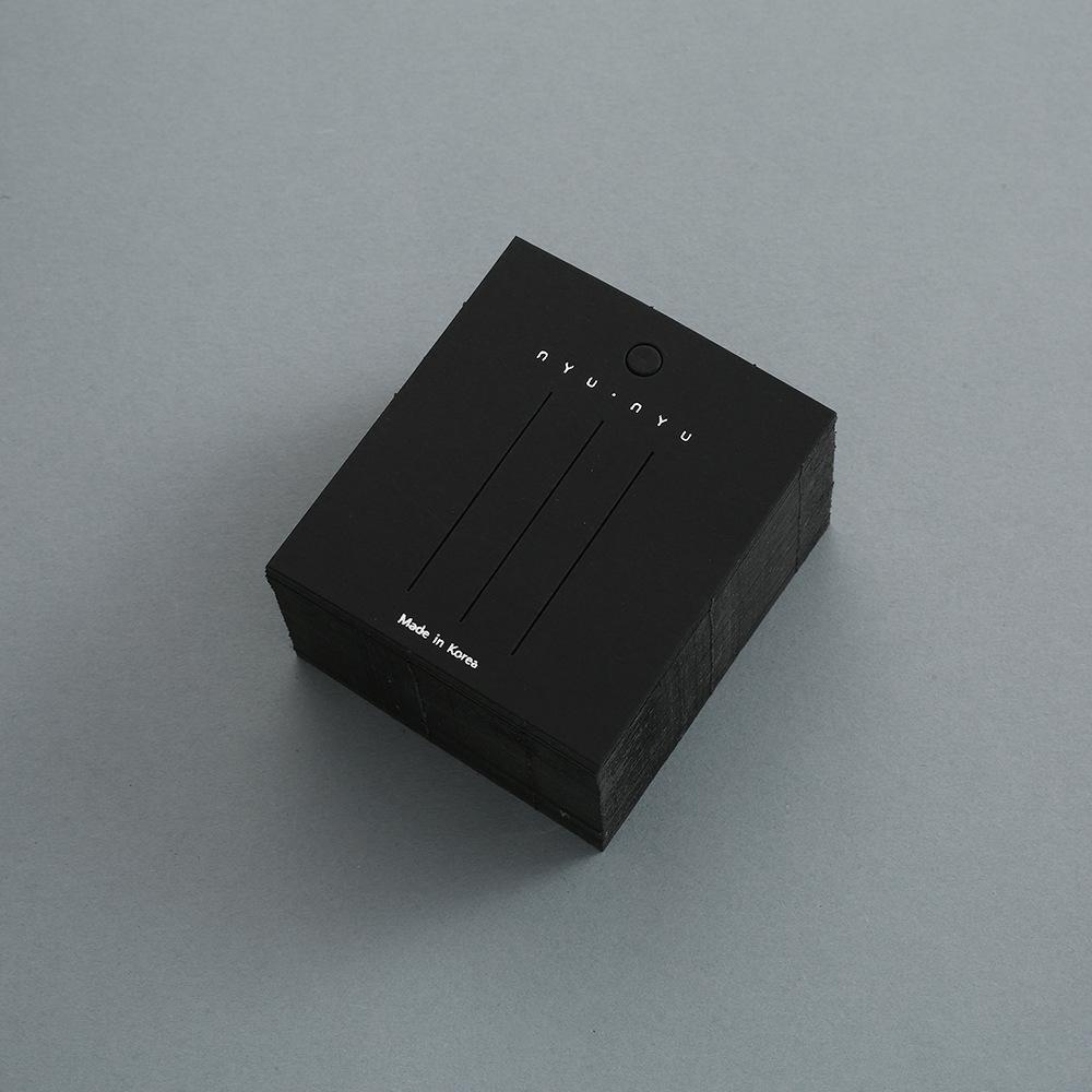 

Демонстрационная карточка и упаковка черных аксессуаров для волос