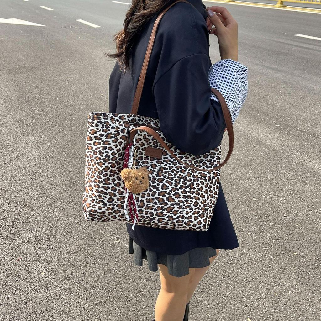 Leopard Print European Retro Tote Bag: Fashionable, Versatile, Large-Capacity Shoulder Handbag for Women
