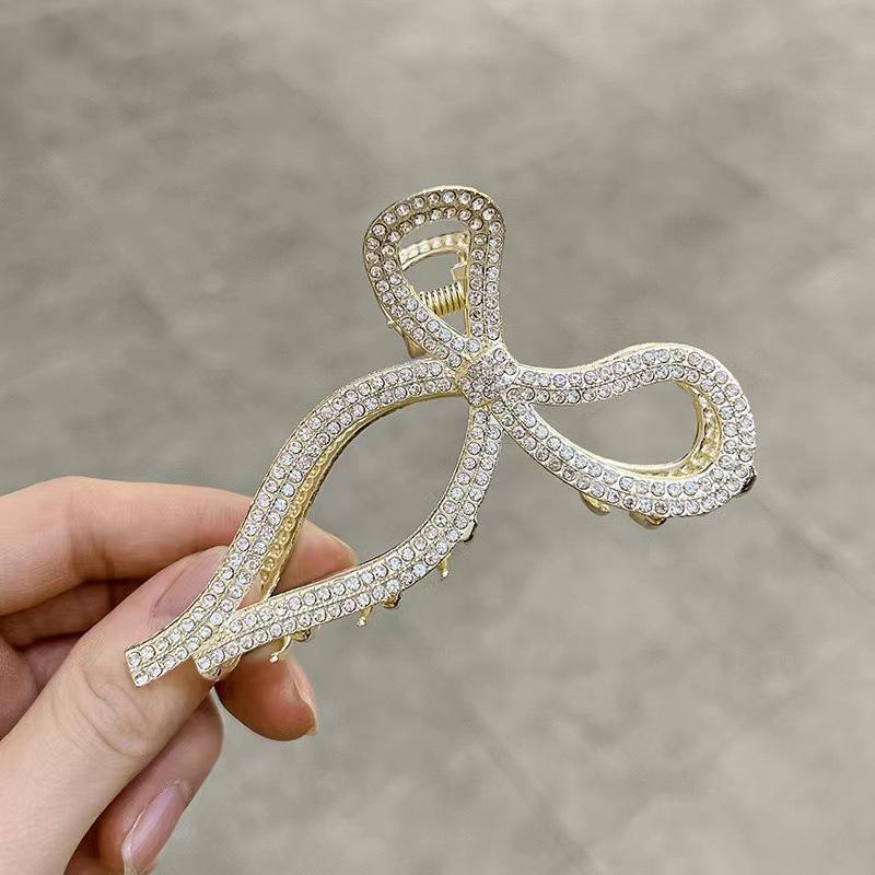 Shark Clip 2022: Fashionable Butterfly Hair Claw, Elegant Large Floral Design for Ponytail and Back of Head Styling