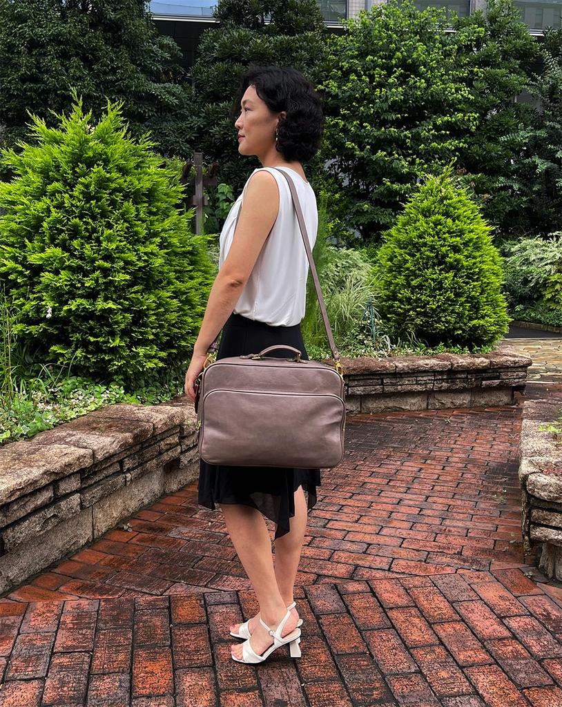 Moocat Genuine Leather Business Bag, Large Capacity, Available In 4 Colors, Men's and Women's, Travel, A4 Size, Handcrafted by Skilled Artisans (Gray)