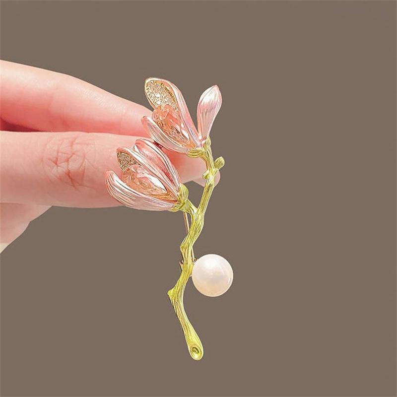 Lyxiga Temperament Liljeblommor Broscher För Kvinnor Flickor Vintage Emaljpins Mångsidiga Glänsande Corsage Kläder Accessoarer Gåvor