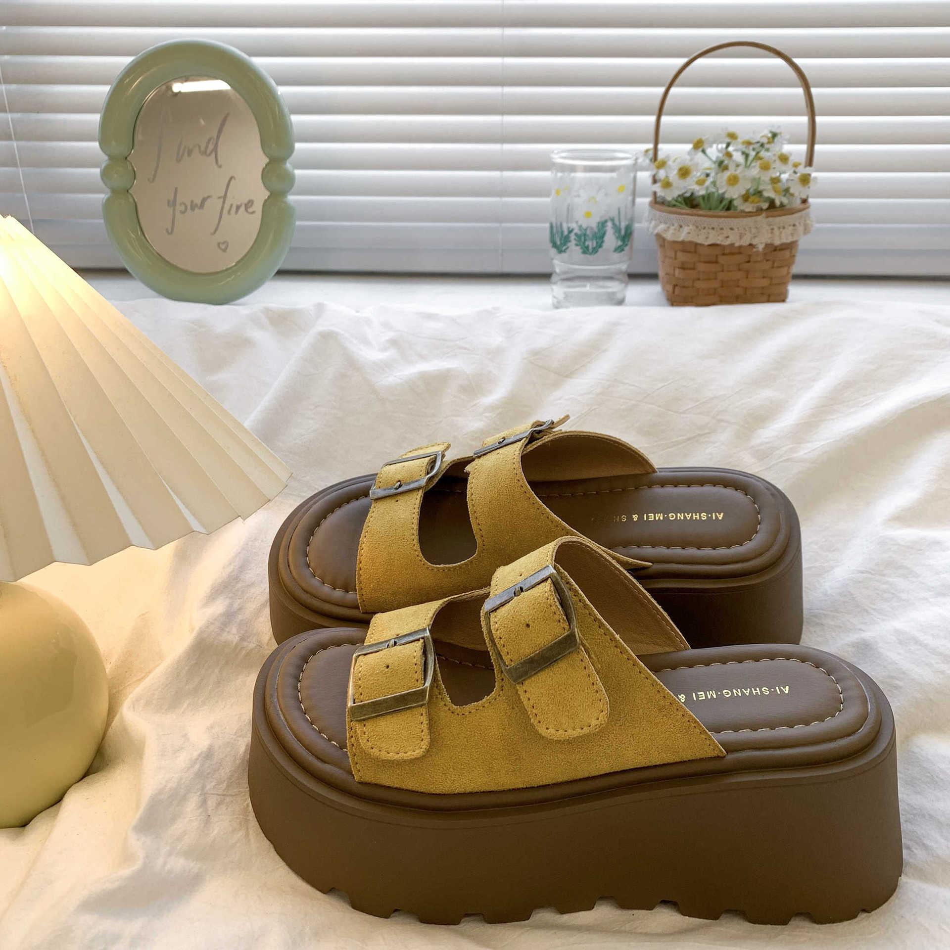 

Small slippers women wear new spring and summer muffin platform sandals beautiful word Boken sandals 35 жовтий