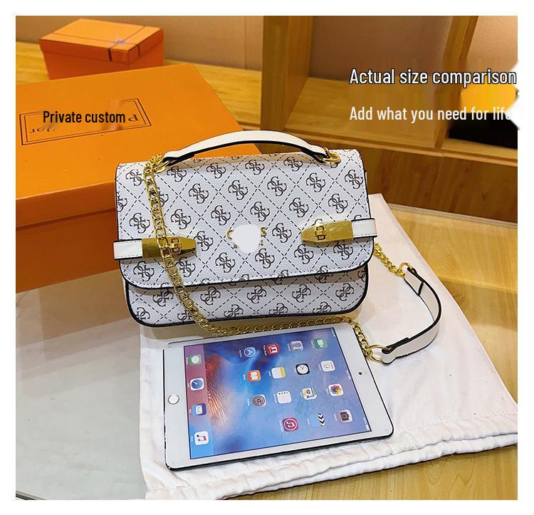 Platynowa Torebka na Ramię z Łańcuszkiem - Modna Mała Kwadratowa Damska Torebka z Teksturowanym Nadrukiem