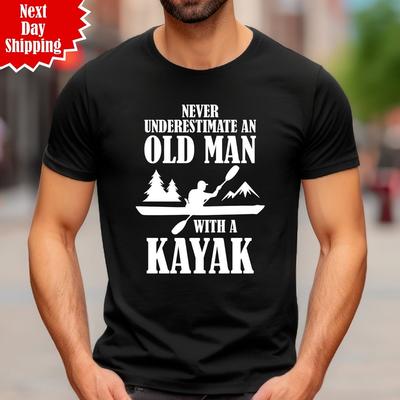 Maglietta Kayak Non Sottovalutare Mai Un Vecchio Stampata Kayak Giorno del Padre Maglietta a T