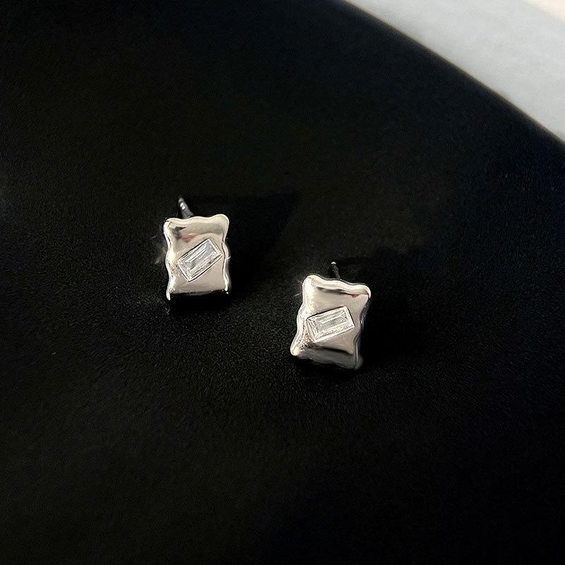 Забавные печенья и маленькие серьги. Симпатичная студентка.