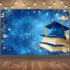 Stendardo di Laurea Piatto 2D, Cielo Blu Stellato con Tocco di Laurea e Stelle Dorate Sfondo per Servizio Fotografico di Festa