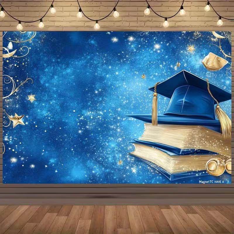 Stendardo di Laurea Piatto 2D, Cielo Blu Stellato con Tocco di Laurea e Stelle Dorate Sfondo per Servizio Fotografico di Festa