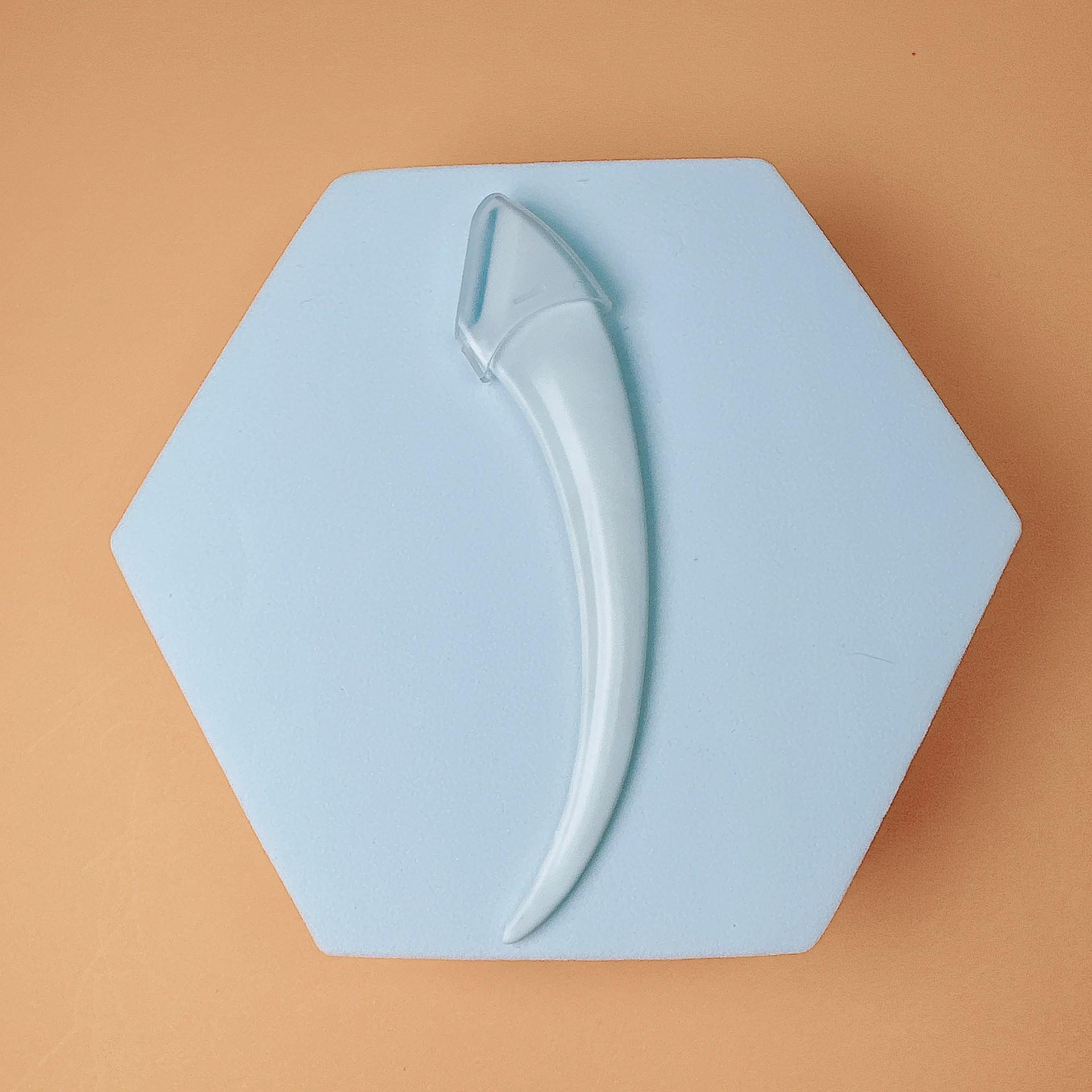 

Набор для коррекции бровей Spot New Crescent: Изысканные бритва, ножницы и маленькая расческа - инструменты для красоты.