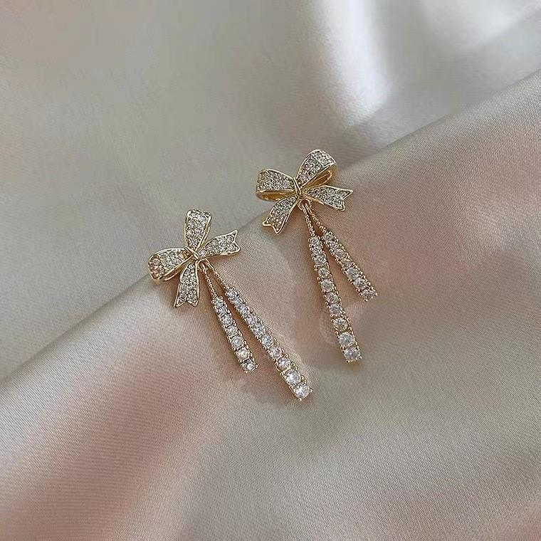 

Серьги-кисточки с бантом из микро-инкрустированного циркония с серебряными штифтами S925 - Модный и универсальный дизайн