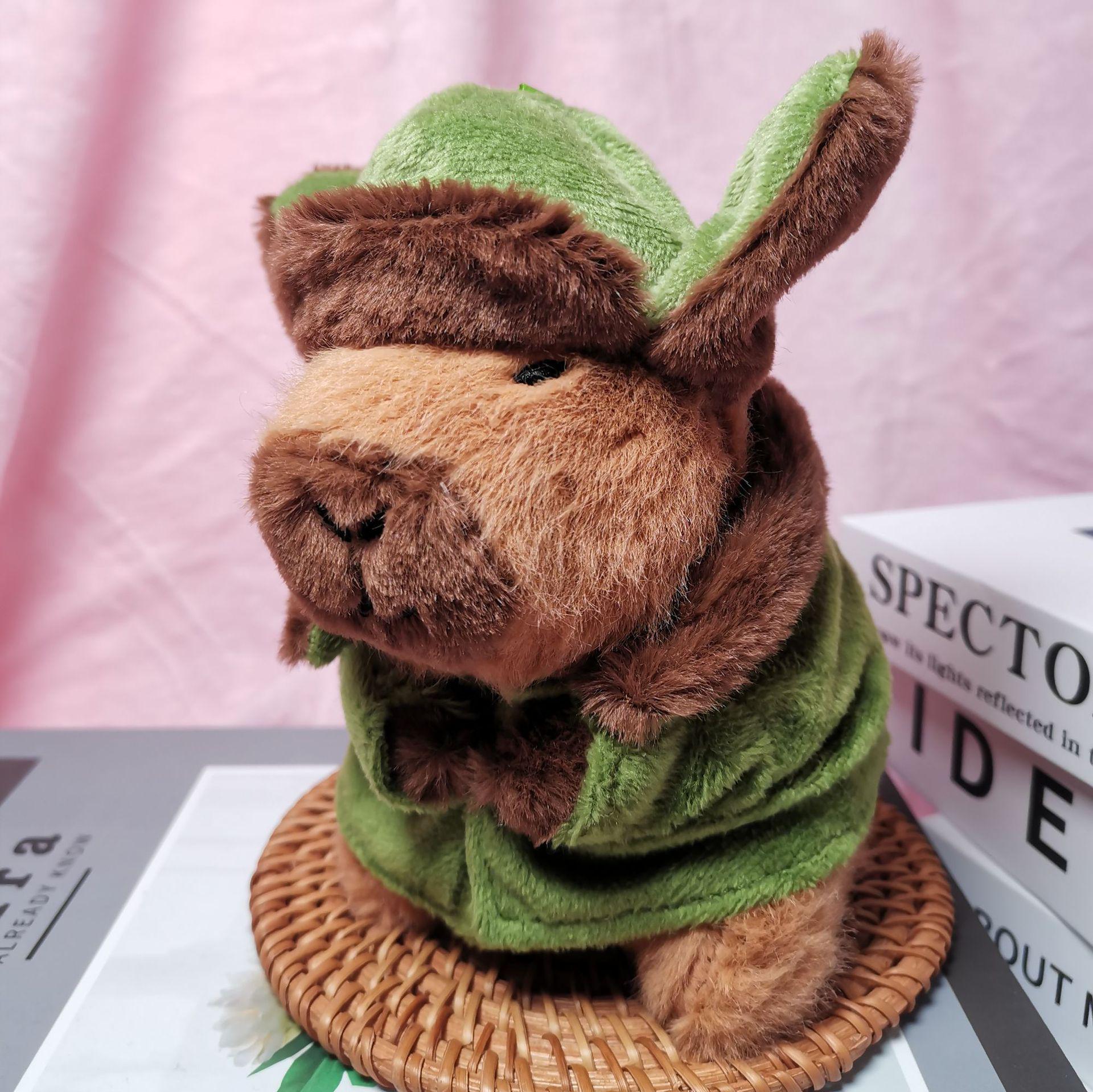 

Плюшевая игрушка капибара в цветочном пиджаке и армейском пальто 13cm