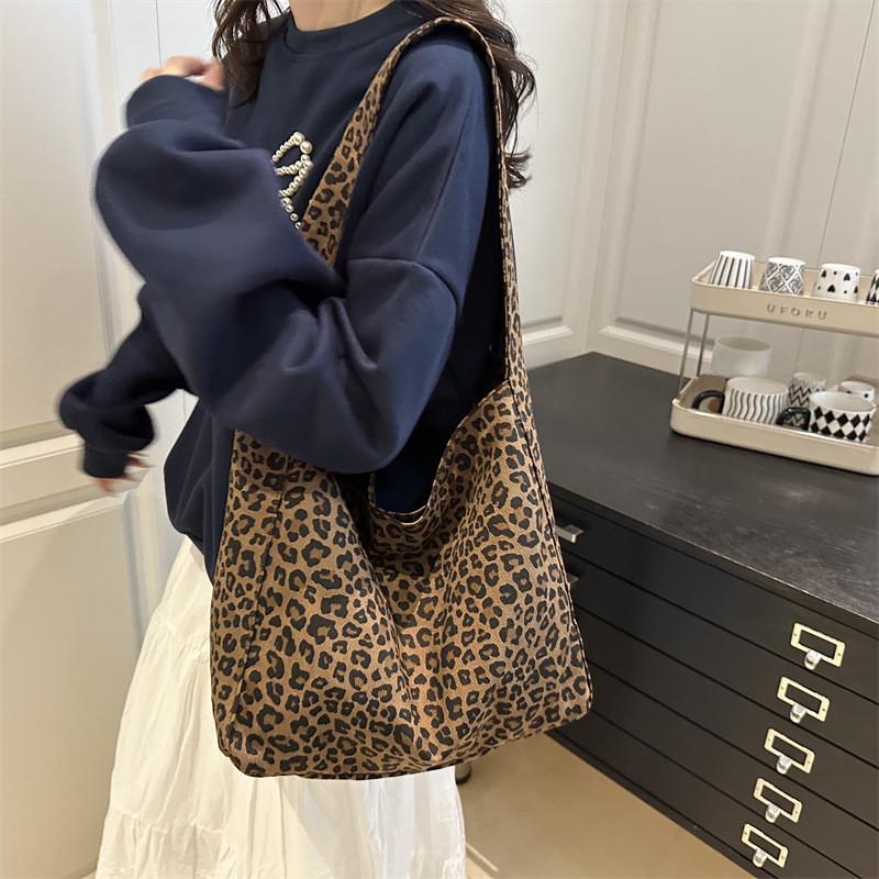 Blue Leopard Pattern Shoulder Bag Made Of Pu For Casual Outings And Fashion