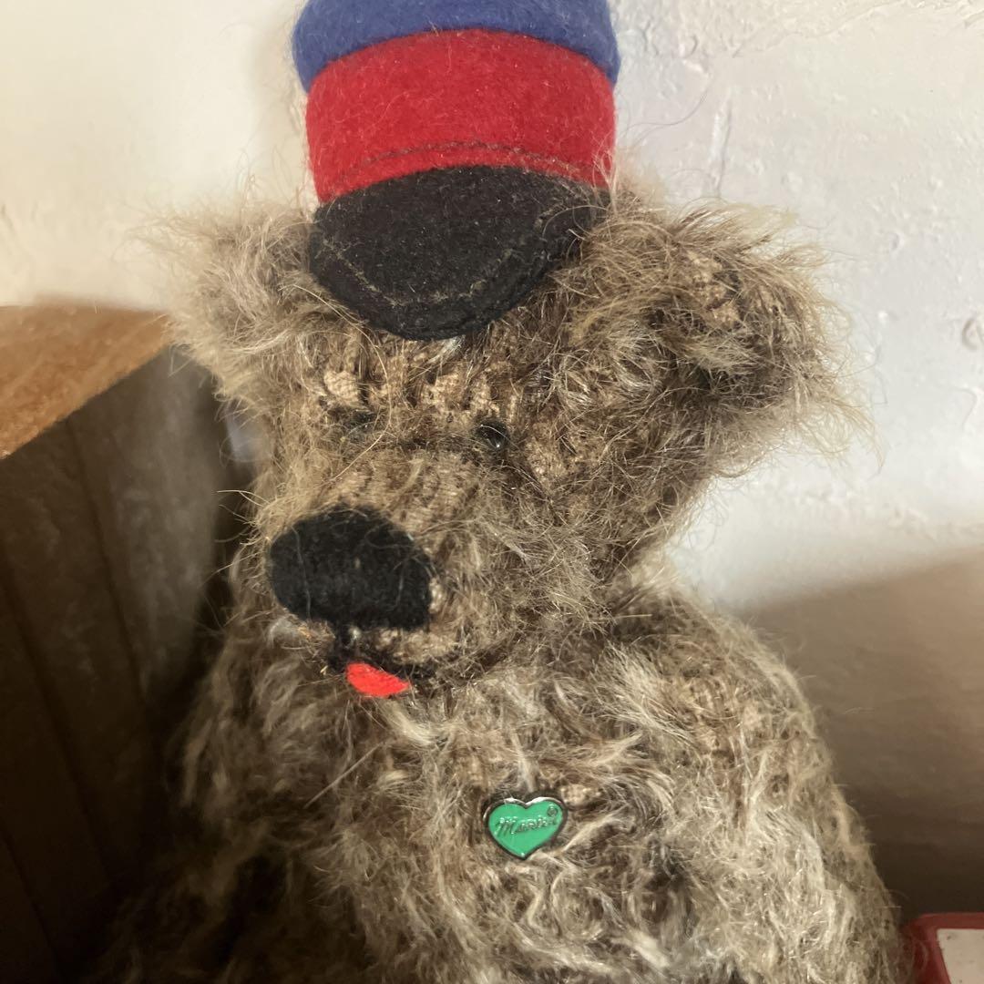 

[USED] Re-listed German traditional teddy bear by Martin, featuring a green heart on the chest and a hat measuring 21cm.