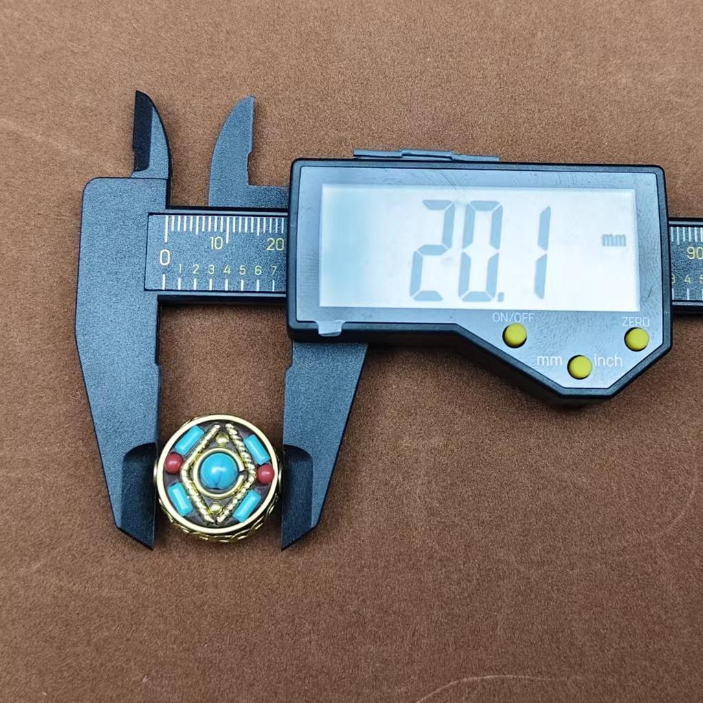 Nepalski Ręcznie Robiony Naszyjnik z Sześciosylabową Mantrą z Mosiężnymi Inkrustowanymi Koralikami