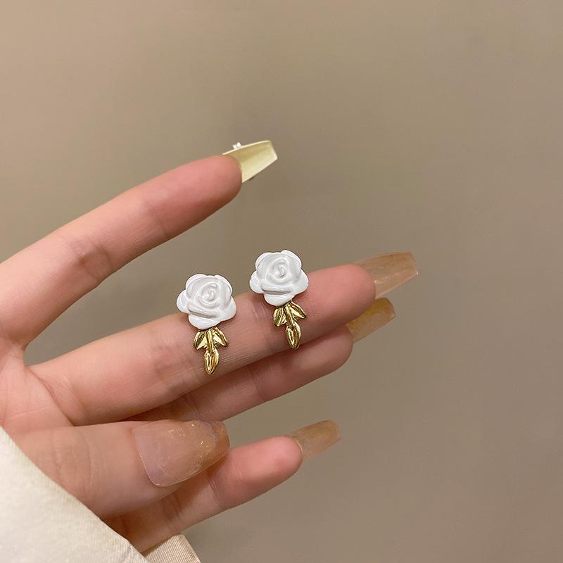BLINGBAY New Women's Earrings Retro Women's Light Luxury High-End Niche Earrings Sweet Temperament Ear Accessories Modern Jewelry Gifts