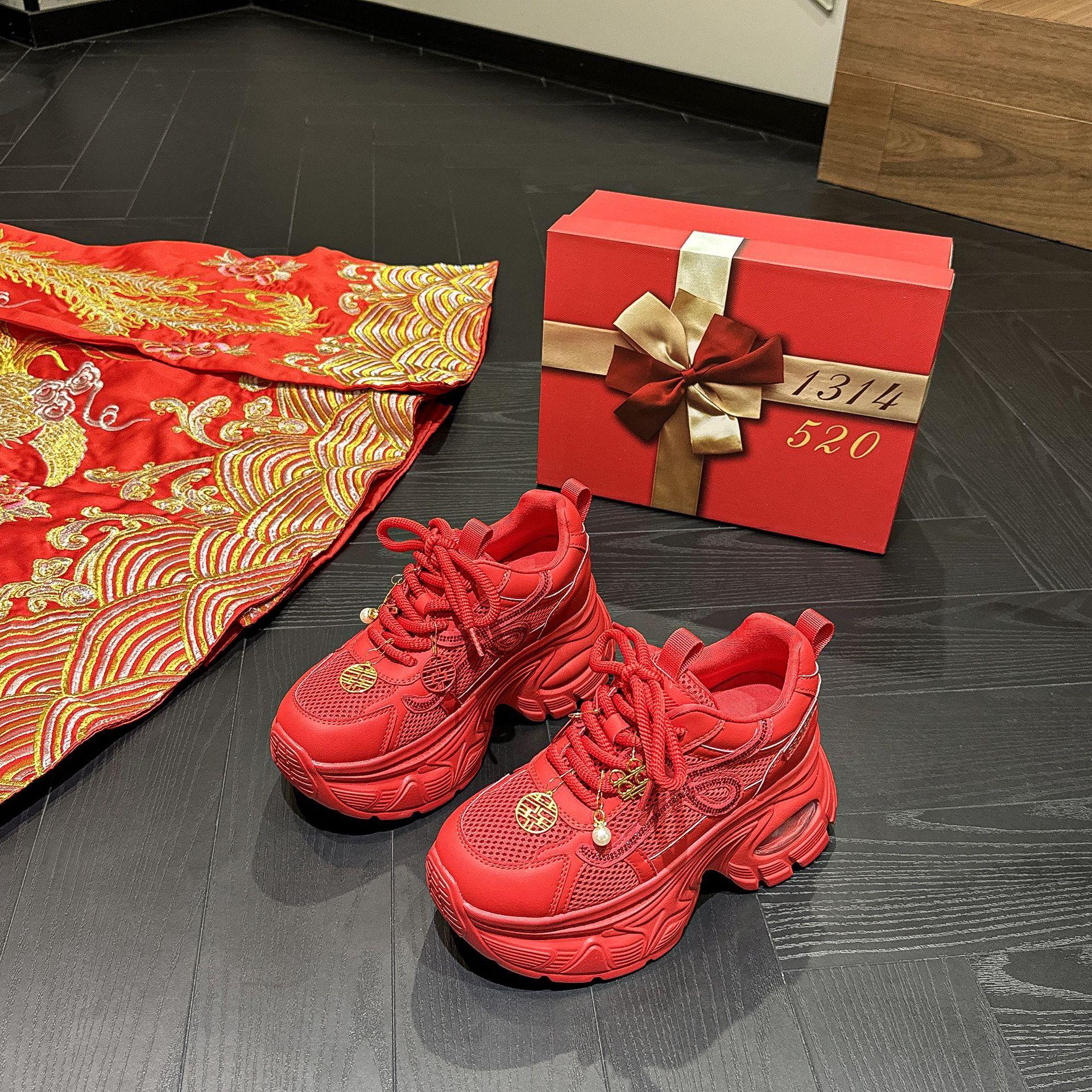 

Свадебные туфли Xiuhe женские 2025 новые летние сетчатые дышащие кроссовки на платформе, увеличивающие рост, спортивные красные туфли для невесты 39