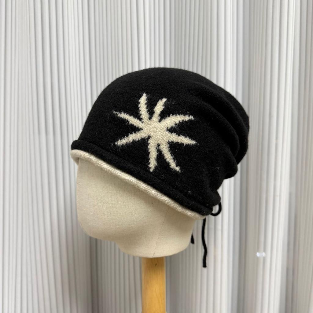 Retro contrasting color curled edge knitted drawstring stacking hat for children, warm and cold in autumn and winter, showing a small face, big head c