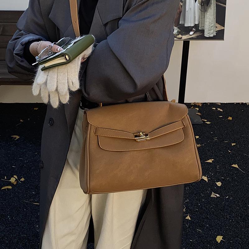 

New retro soft leather shoulder tote bag women s high-end sense large-capacity casual messenger bag simple commuter platinum bag