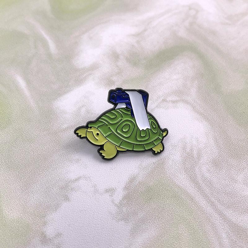 Creative Animal-themed Green Turtle Brooch With Gun Design Unique Alloy Pin For Fashion Accessories