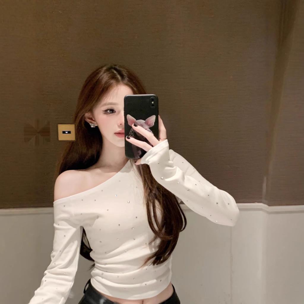 American Spice Girl Slanted Shoulder Long-sleeved T-shirt Women's Autumn Design Sense Niche Black Pleated Slim-fit Short Bottoming Top