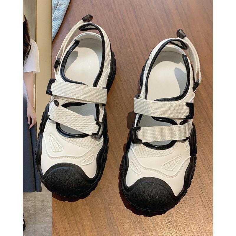 Neue atmungsaktive perforierte Sport-Dad-Schuhe und Crocs werden über Damen-Schuhe und Sandalen getragen