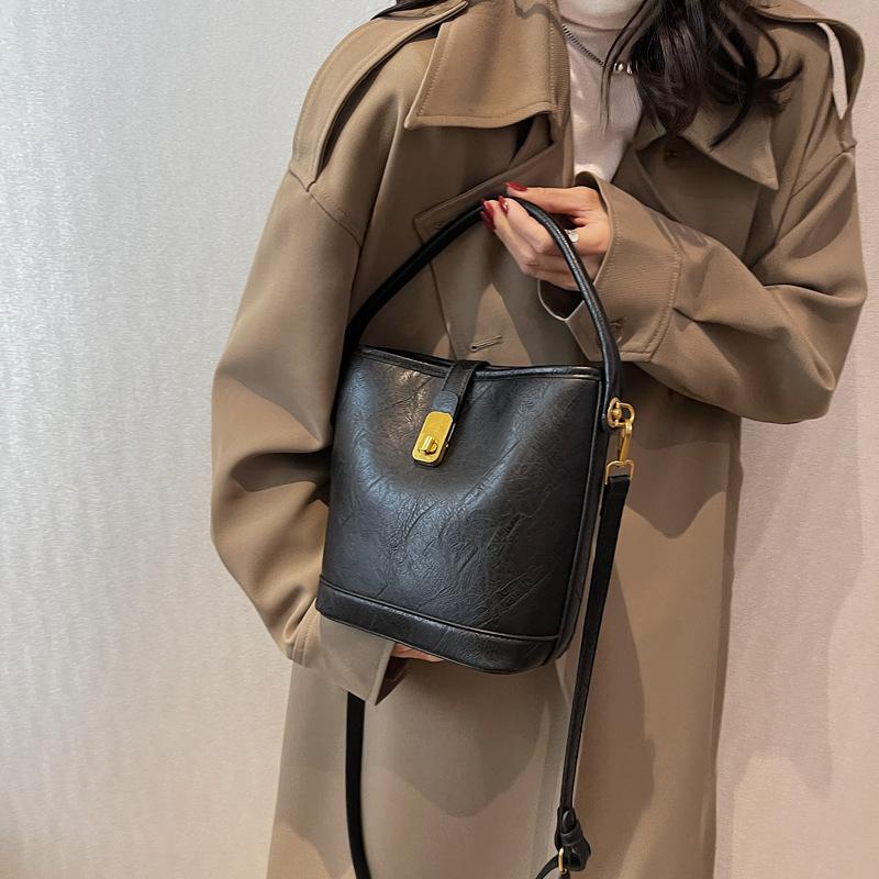 Trend bag oblique span bag women's fashion hand carrying bucket bag high-end light luxury women's bag large-capacity shoulder bag