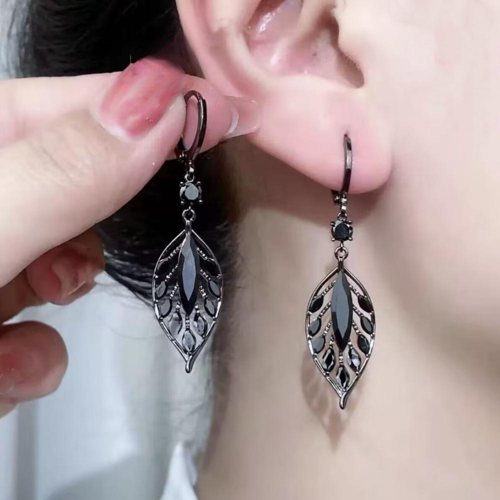 Retro Exquisite Black Hollow Crystal Leaf Drop Dangle Earrings for Women Personality Design Korean Earrings Party Jewelry Gift
