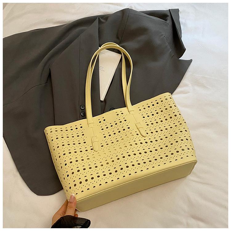 

Casual large-capacity fashion vegetable basket bag 2025 new solid color child and mother tote bag high value hollow shoulder bag жовтий