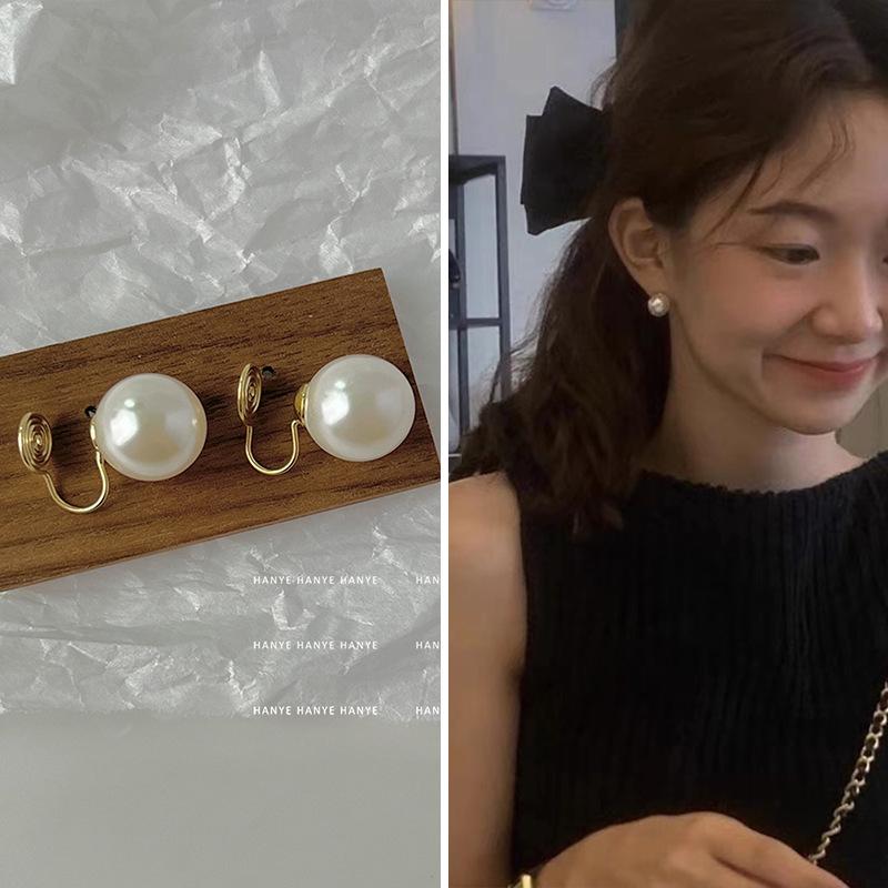 French Retro Pearl Clip-On Earrings: Mosquito Coil Design, Hong Kong Niche Style, No Piercing Needed, Women's High-End Fashion Accessories.