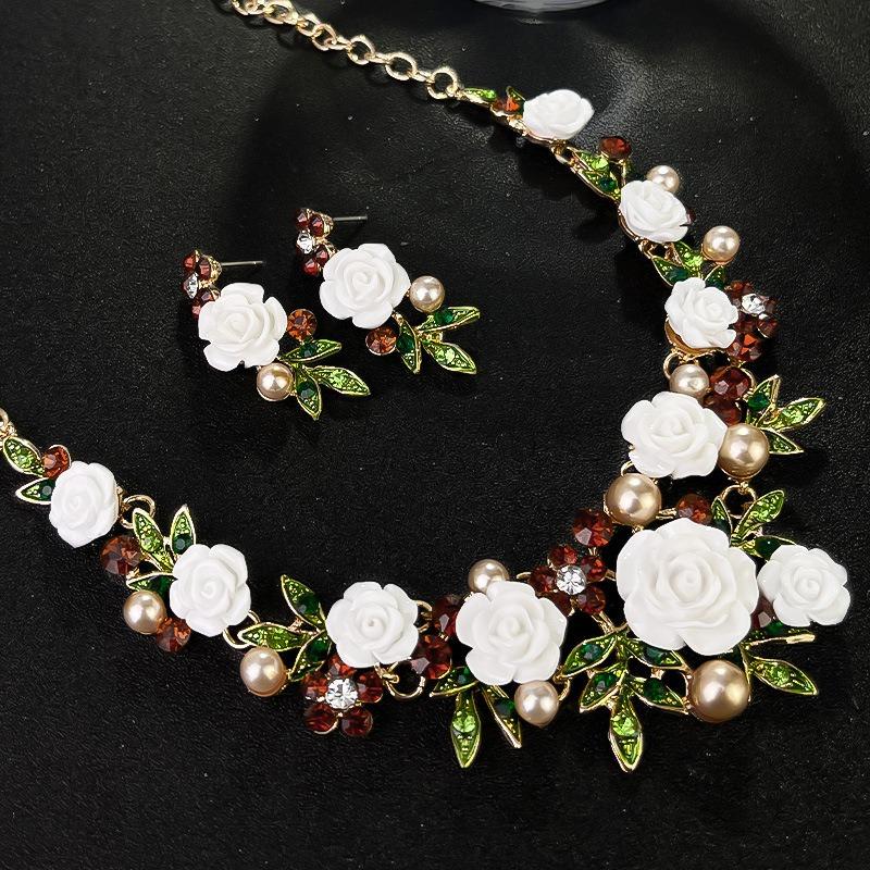 2026 Romantisches Rosenblüten Schmuckset Choker Halskette Ohrstecker für Damen Hochzeitsfeier Valentinstagsgeschenk