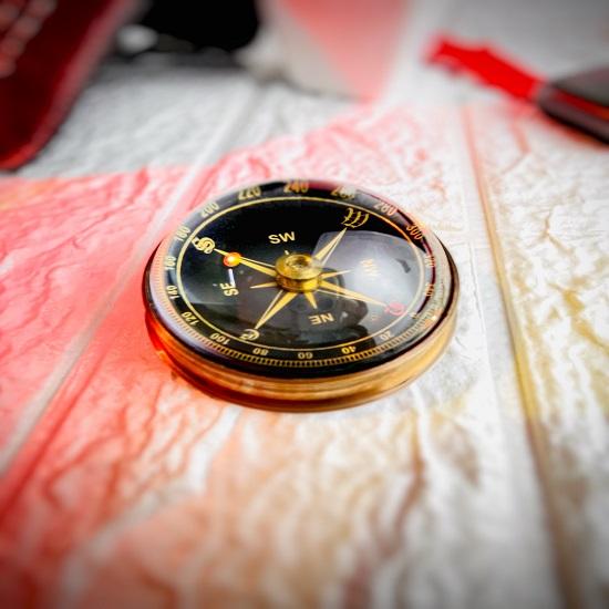 

Линзовидный компас с плавающим черным циферблатом