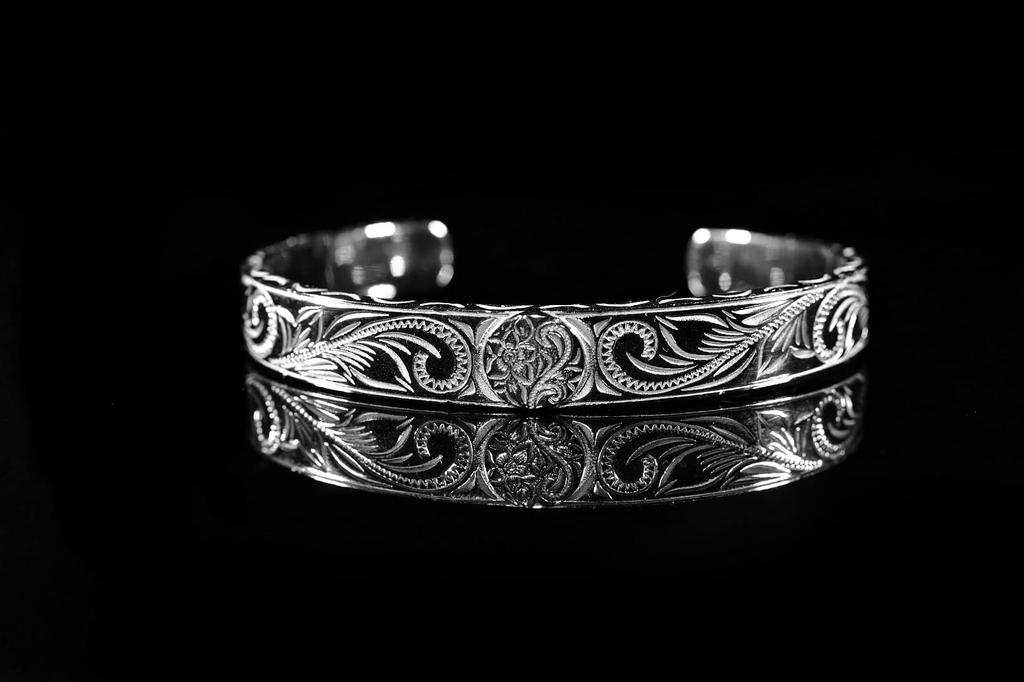 Lucliss 316L Hawaiian Bangle, Surgical Stainless Steel, One Size Fits All, 18K Gold, [Silver], Hypoallergenic, Men's & Women's, Made In Japan