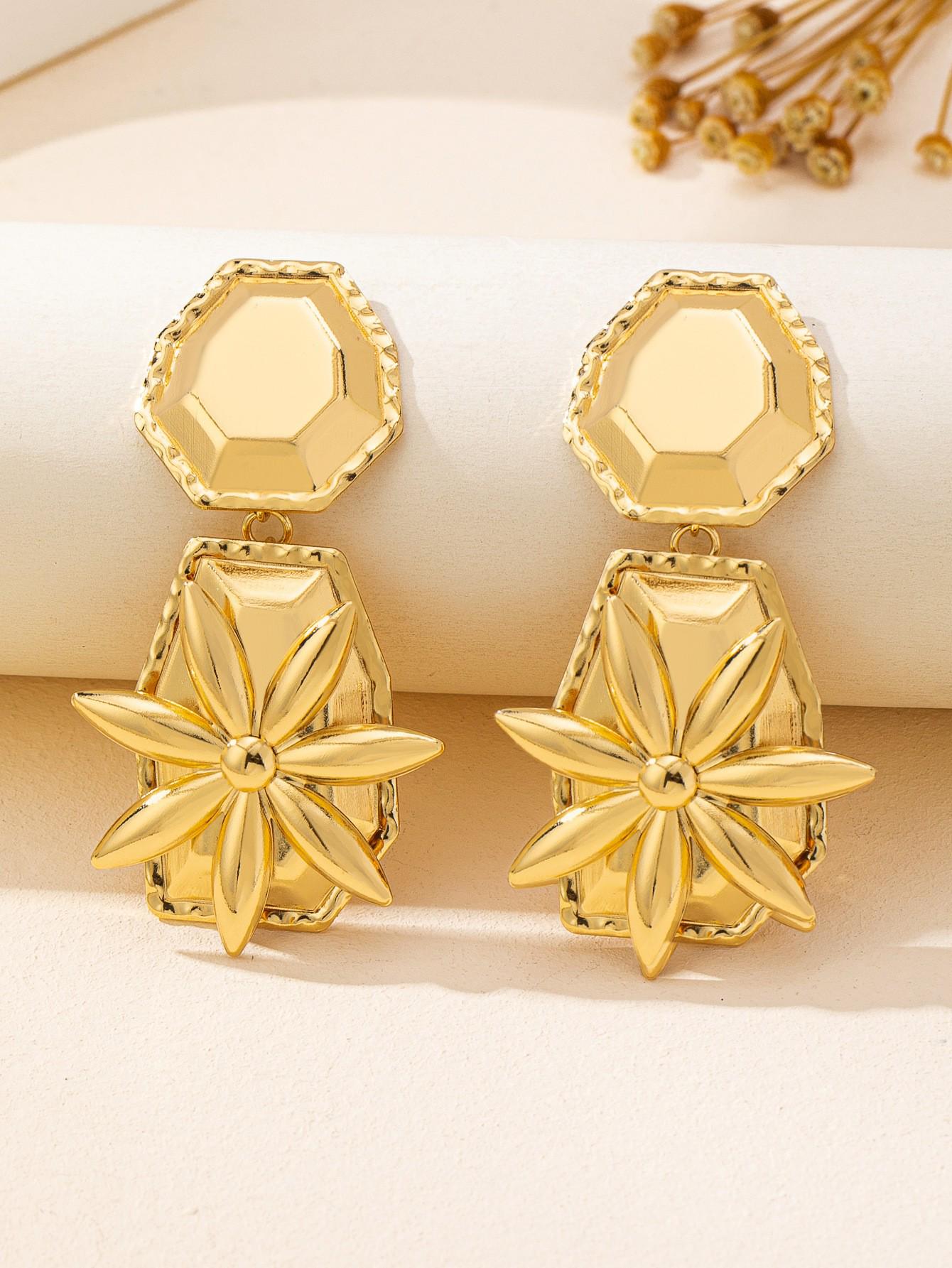 Elegant Irregular Geometric Metal Stud Earrings: Retro Fashion with European and American Style. золотой