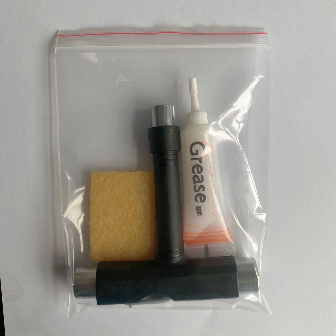 

Електричний чотириколісний скейтборд з набором інструментів та ключем, дека подвійний рокер, шорстка поверхня та сумка для перенесення