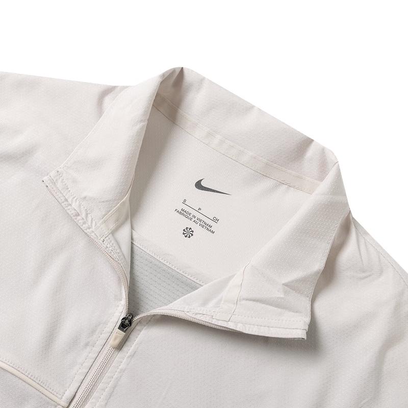 Nike Bequeme einfarbige atmungsaktive Lauf-Freizeitjacke mit Stehkragen und langen Ärmeln für Damen, Jacke weiß FV6414104