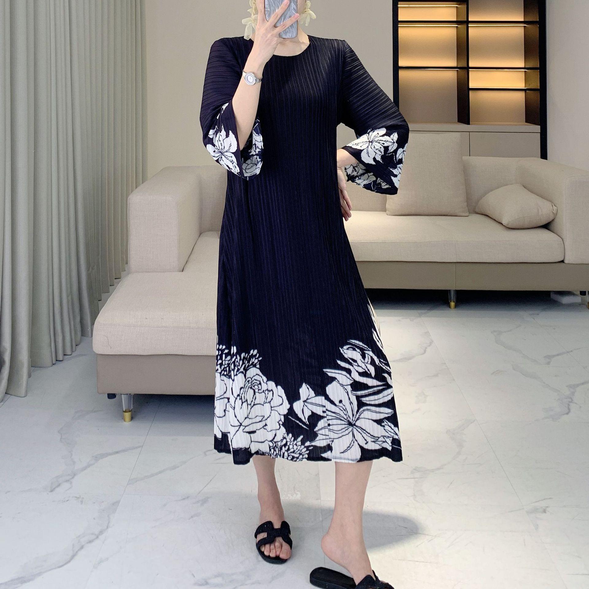 

2025 Spring/Autumn Fashion Print Pleated Round Neck 3/4 Sleeve Age-Defying Loose Long Dress for Women One Size [90-150 lbs]