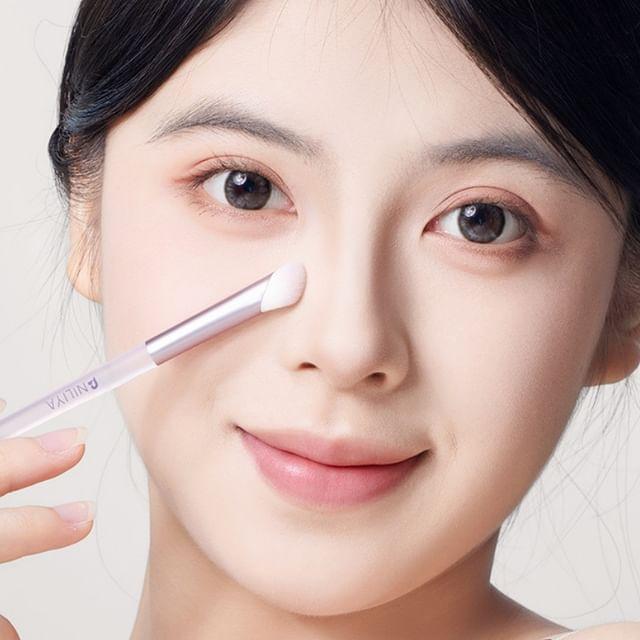Rhodanthe - Angled Eyeshadow Makeup Brush