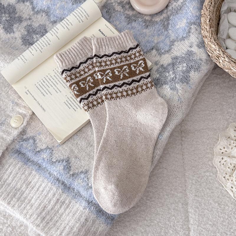 1 Pair Of Bow-Tie Mid-Calf Socks. Vintage-Style Fair Isle Pattern Mid-Calf Socks, Perfect For Pairing With Boots as the picture