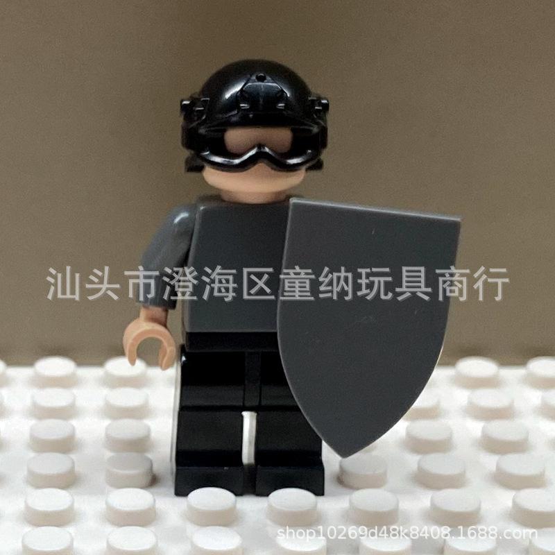 

Строительная фигурка, держащая щит, совместимая с оружием и снаряжением средневекового солдата