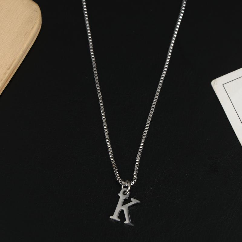 Naszyjniki z wisiorkami z literami A-Z Stal nierdzewna Prosty naszyjnik Stylowy Dla Kobiet Mężczyzn Codzienna biżuteria Prezenty