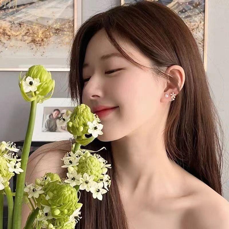 Zhao Lusi Same Pearl Earrings Female Niche Design Flower Earrings Female Fall and Winter 2025 New Arrival Tide Earrings Female