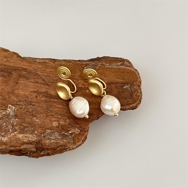 Natural Freshwater Pearl Stud Earrings with Ear Hooks for Women. Light Luxury, Retro, Simple, High-end, Matte, Gentle Ear Ornaments.