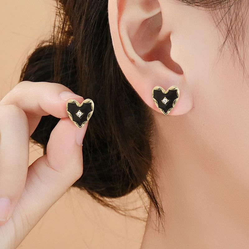 Vintage Black and Gold Heart Butterfly Earrings Niche Design High-end Light Luxury Round Earrings for Women
