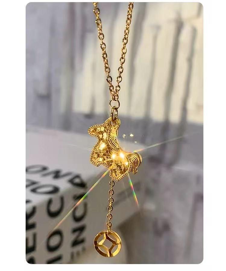 Nickel Silver Plated Crushed Ice Golden Horse Tassel Necklace: Zodiac Year of the Horse, High-End Feel.
