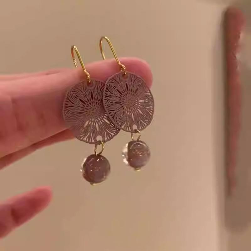 

Полые оконные решетки, глазурованные бусины, подвески, серьги, древний стиль, высококлассный темперамент, ушные крючки, нишевая мода, универсальные серьги.