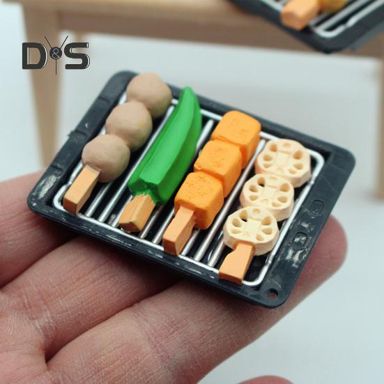 Mini Zestaw Szaszłykowy do Grilla Miniaturowe Jedzenie Akcesoria do BBQ Żywica Mini Grillowana Kiełbasa Taca do Grilla Butelki na Przyprawy dla 1:Dom i lalki w skali 1/12