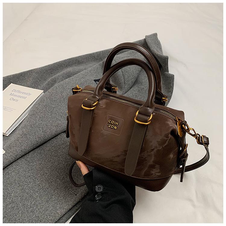 

Осенне-зимняя ретро портативная сумка Boston женская 2025 новая корейская версия простой и высококлассной наплечной сумки-мессенджера