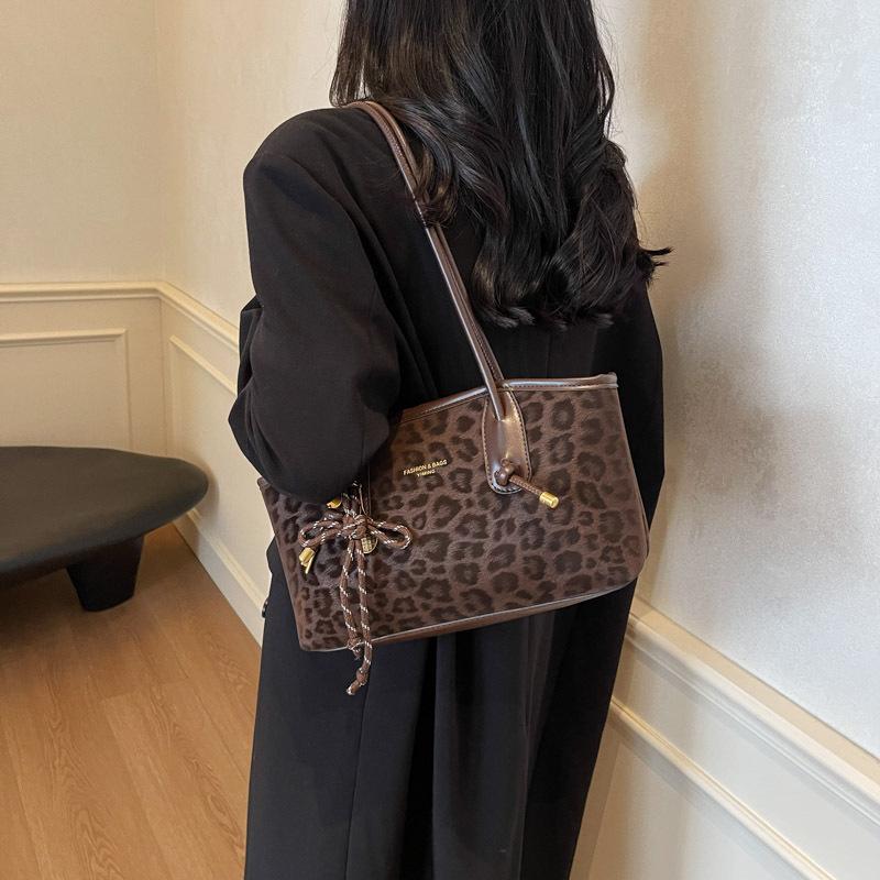 

Leopard print bag women s large capacity 2025 new autumn and winter casual retro matte shoulder shopping bag commuter tote bag 32*9*16